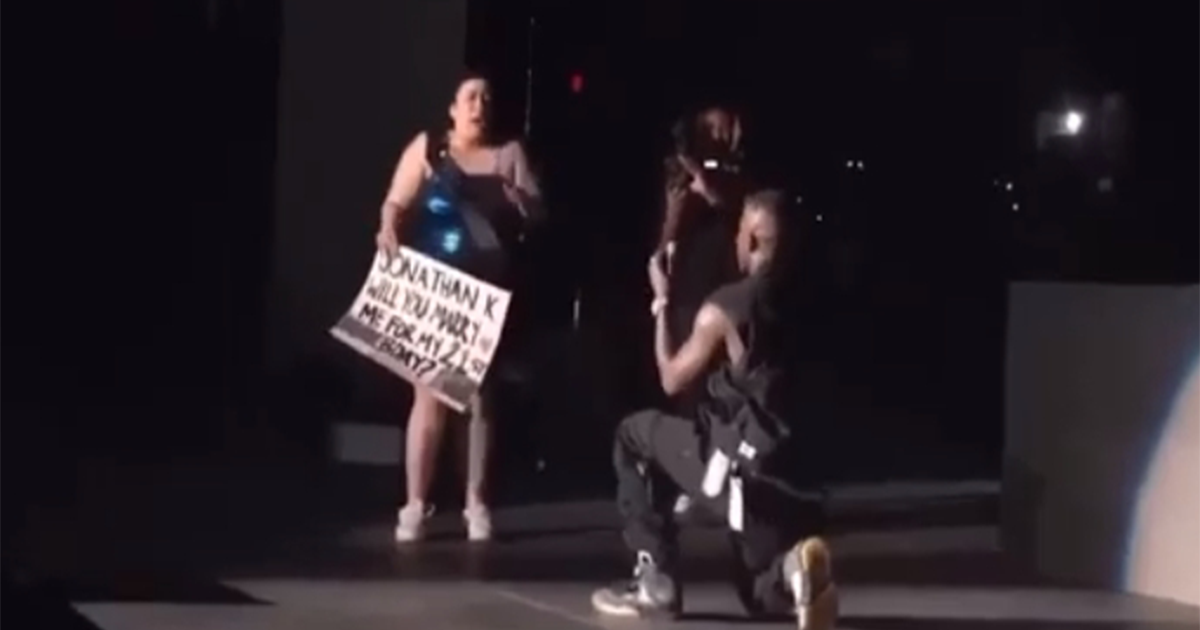 這次不當瘋狗!DaBaby 於演唱會滿足 21 歲女粉絲的求婚夢!