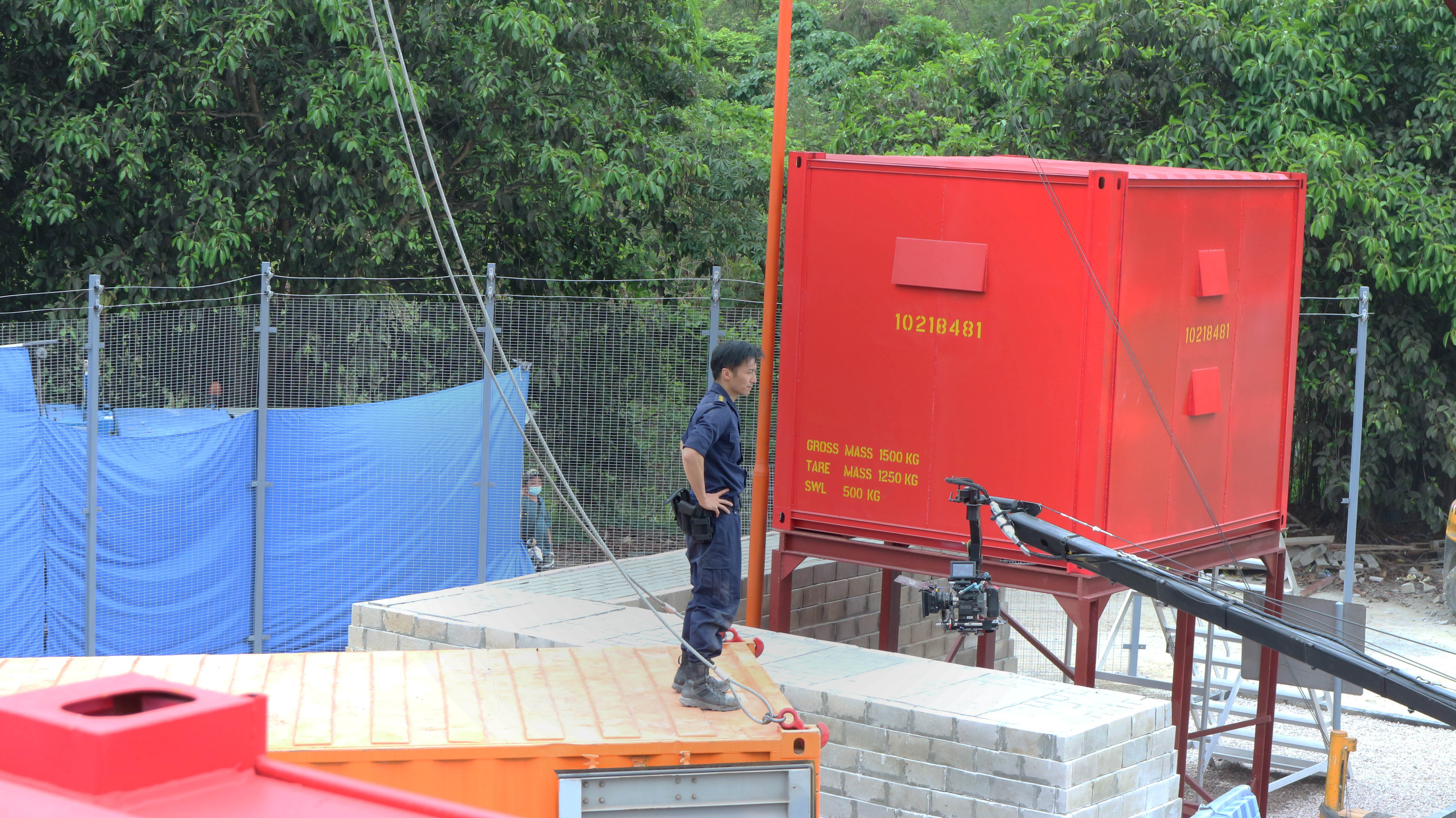 動作鉅獻《海關戰線》將於7月5日上映 打響華語電影暑假第一檔 |謝霆鋒設計出驚險動作場面吊上七層樓高在濕滑貨櫃親身上演驚險動作場面