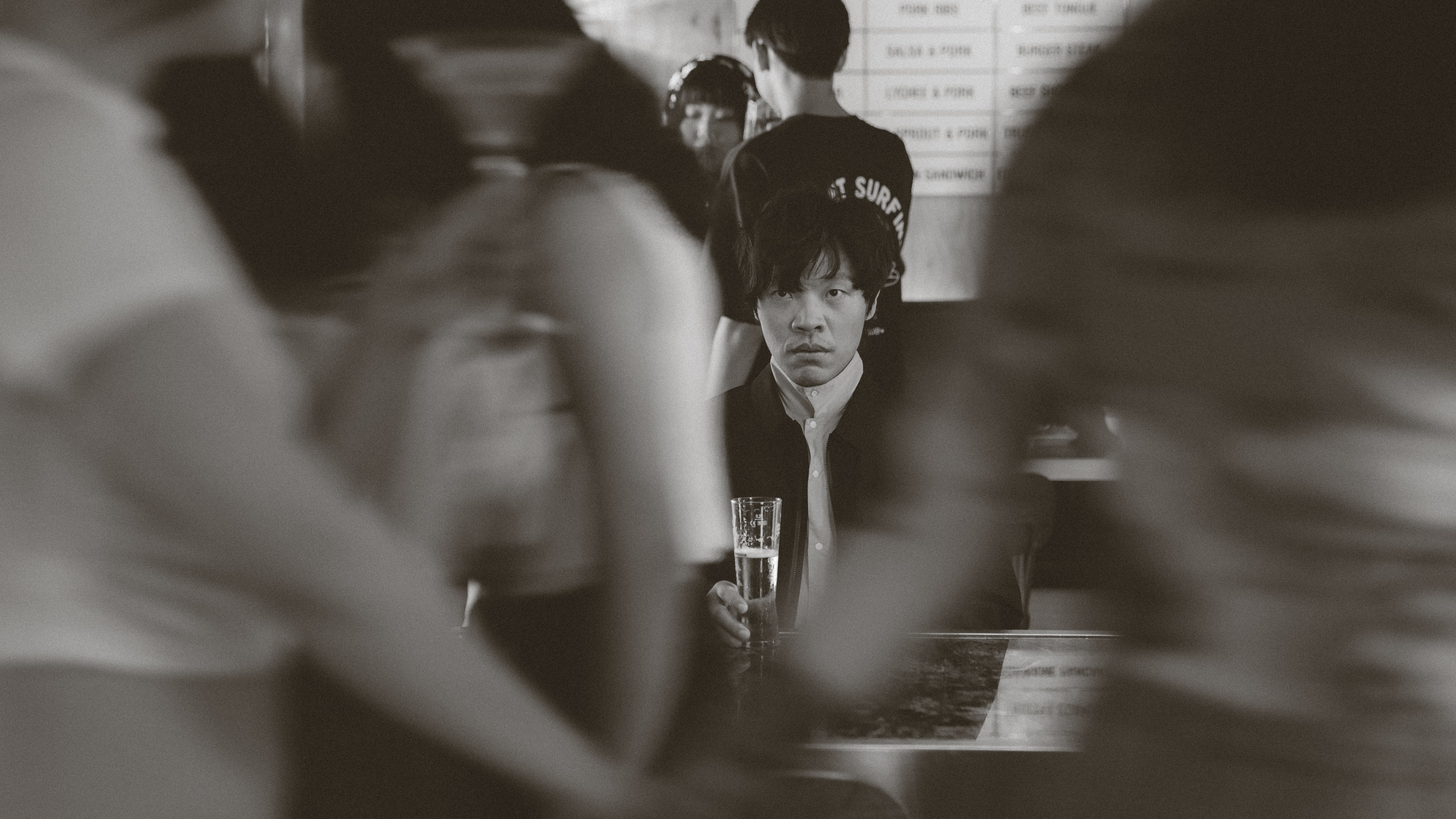 秀集團單曲〈手機錢包鑰匙菸〉 邀盧廣仲跨刀創作，從寫歌、擔綱製作到成為MV男主角 盧廣仲一步步栽進美秀集團圈套！