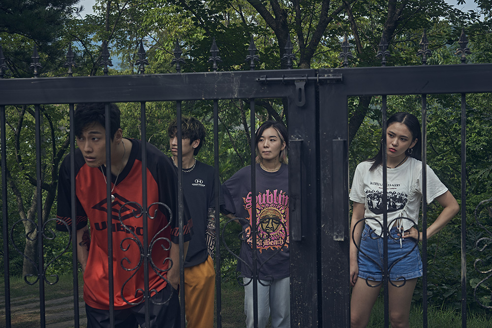 韓國三大極凶禁地「長春花園」壓軸改編躍大銀幕！《鬼花園：詛咒》定檔9/13共度中秋家劫 毛骨悚然海報、前導預告釋出！泰韓恐怖片《薩滿》製片升格導演全新驚悚懼作 李東健前妻趙胤熙首度挑戰鬼片　聯手《魷魚遊戲》韓美女金姝怜撞鬼飆戲