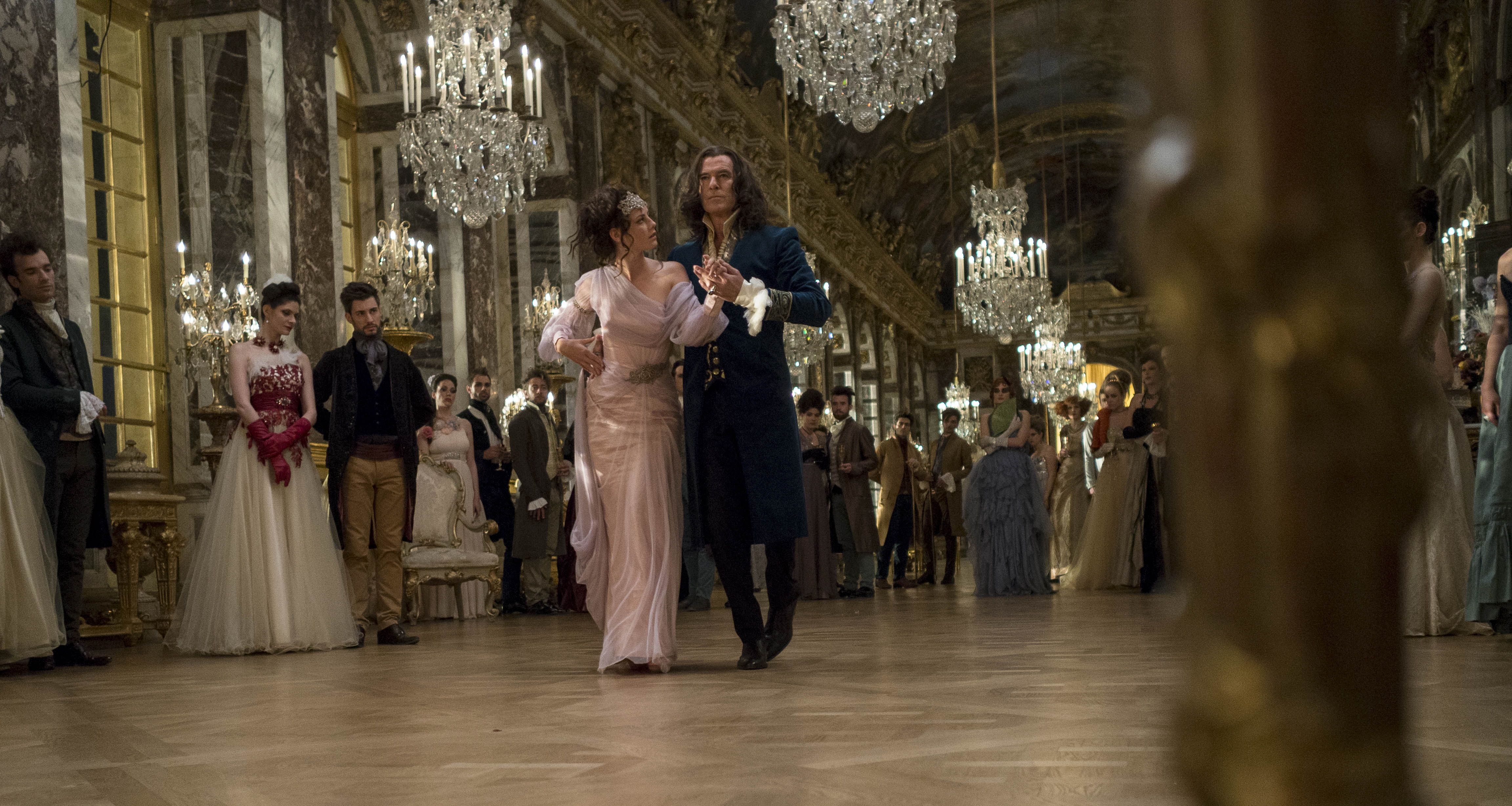 太陽王與人魚：新帝國》10/9上映  《星際異攻隊》特效團隊重金打造奇幻視效 視覺震撼宛如《魔戒》|「永遠的龐德」皮爾斯布洛斯南攜私生女前進凡爾賽宮 霸氣稱王