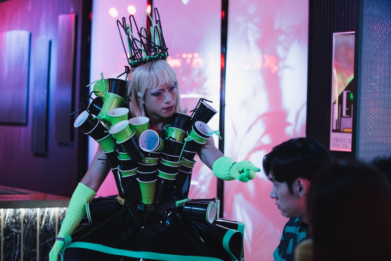 最頂性幻想對象，《妮波自由式》替你圓夢！ | 林思宇嗑韓式炸雞倒追歐爸，莊凱勛左擁右抱埃及法老