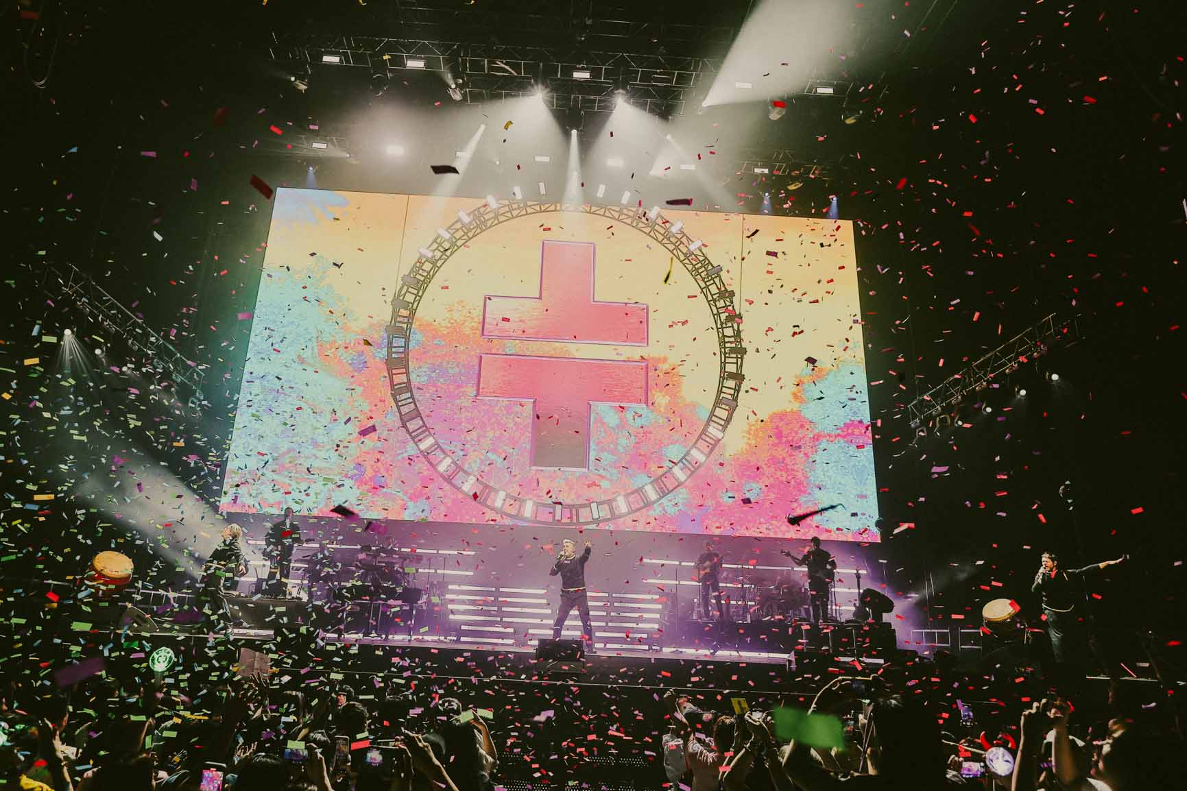 睽違17年！完售開唱！接招合唱團首登高雄 中文問候「晚安 高雄」4,500人南下朝聖