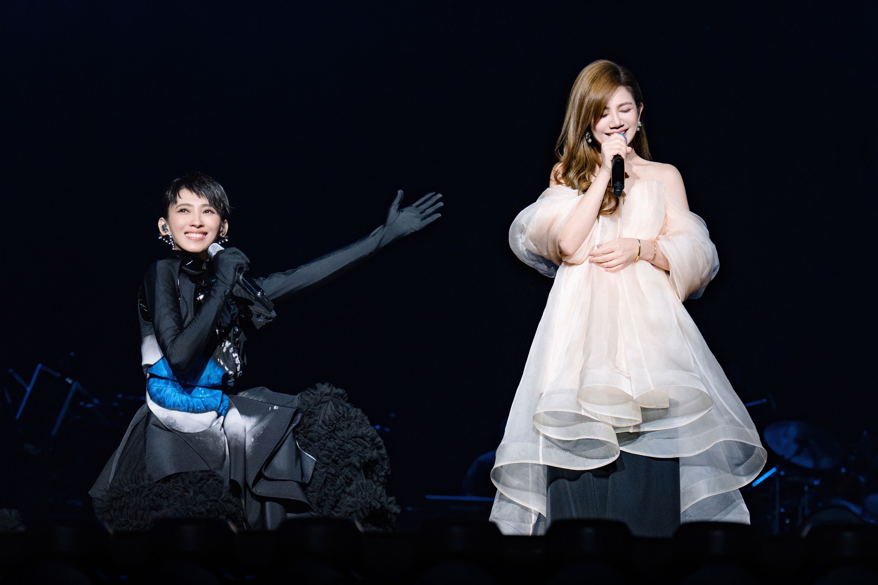 戴佩妮《雙生火焰》上海首站以環狀LED、梁靜茹與25年歌路建立演唱會敘事