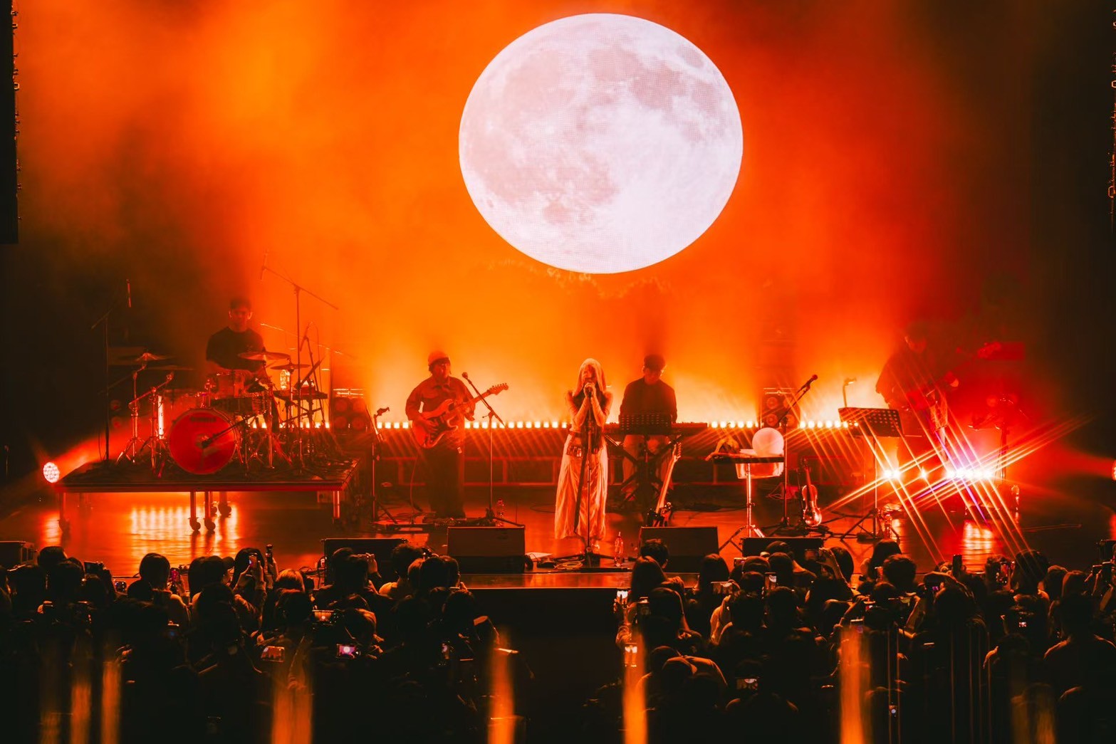 雙金肯定創作才女 LÜCY 第二張專輯海內外好評不斷 ，《晚安巡演》在6月20日於Zepp New Taipei舉辦