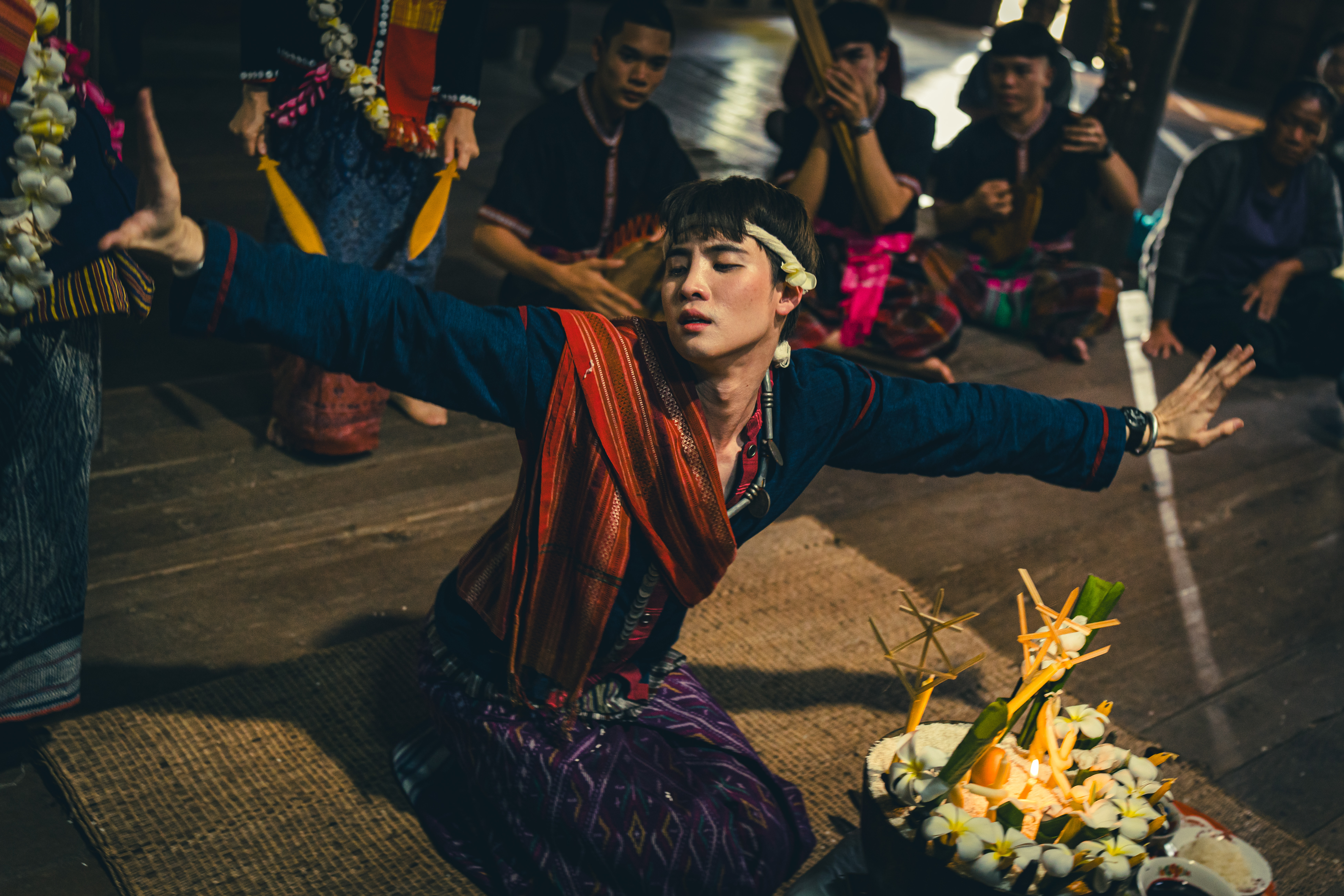 泰國鬼片新教父《鬼聲泣》億萬導演打造 | 「天主教神父」與「薩滿巫師」跨信仰聯手驅魔！