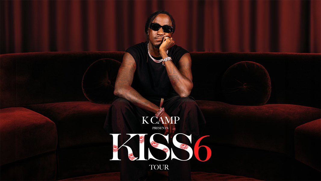 K CAMP《KISS 6》把極簡 808 與單線條低頻把舞台清乾，縫成一張「凌晨才開口」的錄音室記事
