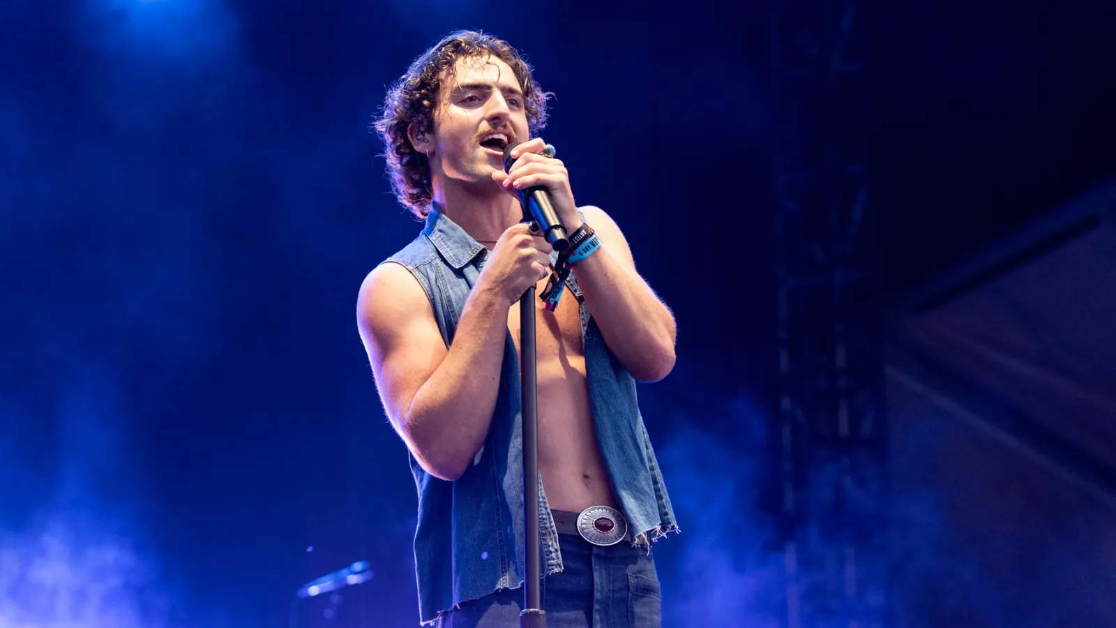 Benson Boone《American Heart》｜把公路夕照抹進流行搖滾的胸腔共鳴