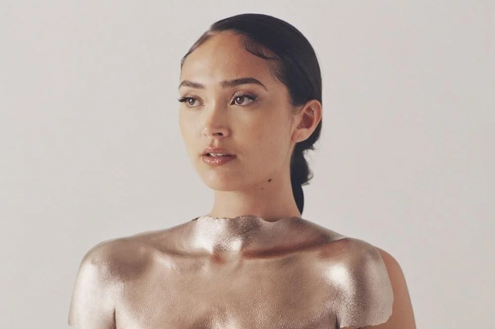 Joy Crookes 《Juniper》把裂縫化作開花的聲音 ｜真正的堅韌不是「修好裂縫」是帶著裂縫，也選擇往前長。