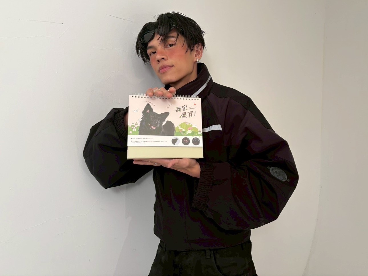 KIRE 倫敦海德公園歸來後首發聲！攜手「小瑞莎」裴頡化身浪浪守護官，2025 公益桌曆溫暖預購