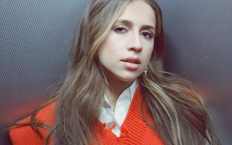 歌手Tate McRae专辑《SO CLOSE TO WHAT》