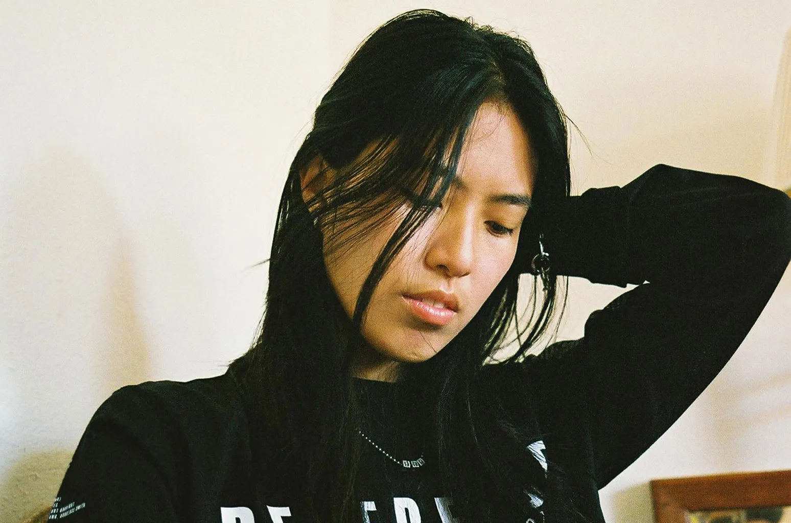 Deb Never ：當臥室 Lo-fi 撞上油漬搖滾，一位拒絕被演算法定義的 Z 世代巨星