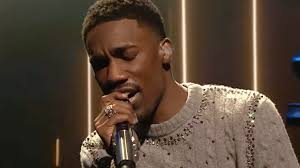 【深度樂評】GIVĒON：當那把絲絨般的男低音，終於坐進 Tiny Desk 的擁擠書桌