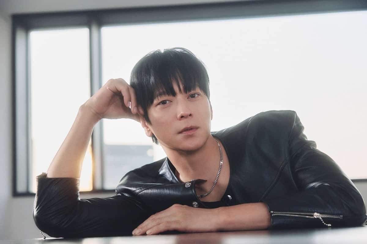 深度解碼「四大公共財」姜棟元：從理工學霸到《暴風圈》特務，他如何用 20 年逃離美貌？