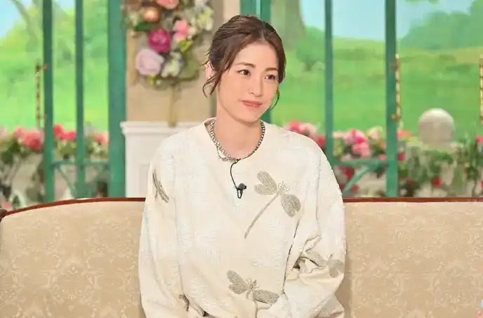 睽違15年！上戶彩台灣寫真集曝光，40歲凍齡秘密公開