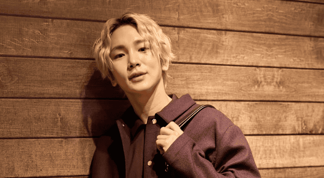 青春時尚的年輕人自拍照，展現勇於嘗試和活在當下的YOLO精神。.