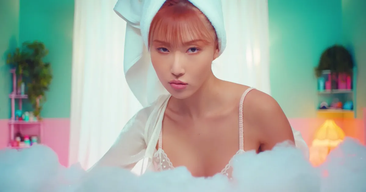 華莎 Hwasa 不只打破審美，更重寫了規則：從「被退貨」的練習生到 2025 青龍獎傳奇