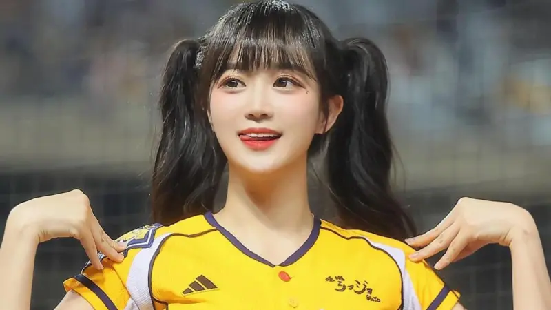 淚別父親後的堅強：邊荷律是誰？從 2 億觀看「吐舌神片」到手語傳愛的韓林藝高才女