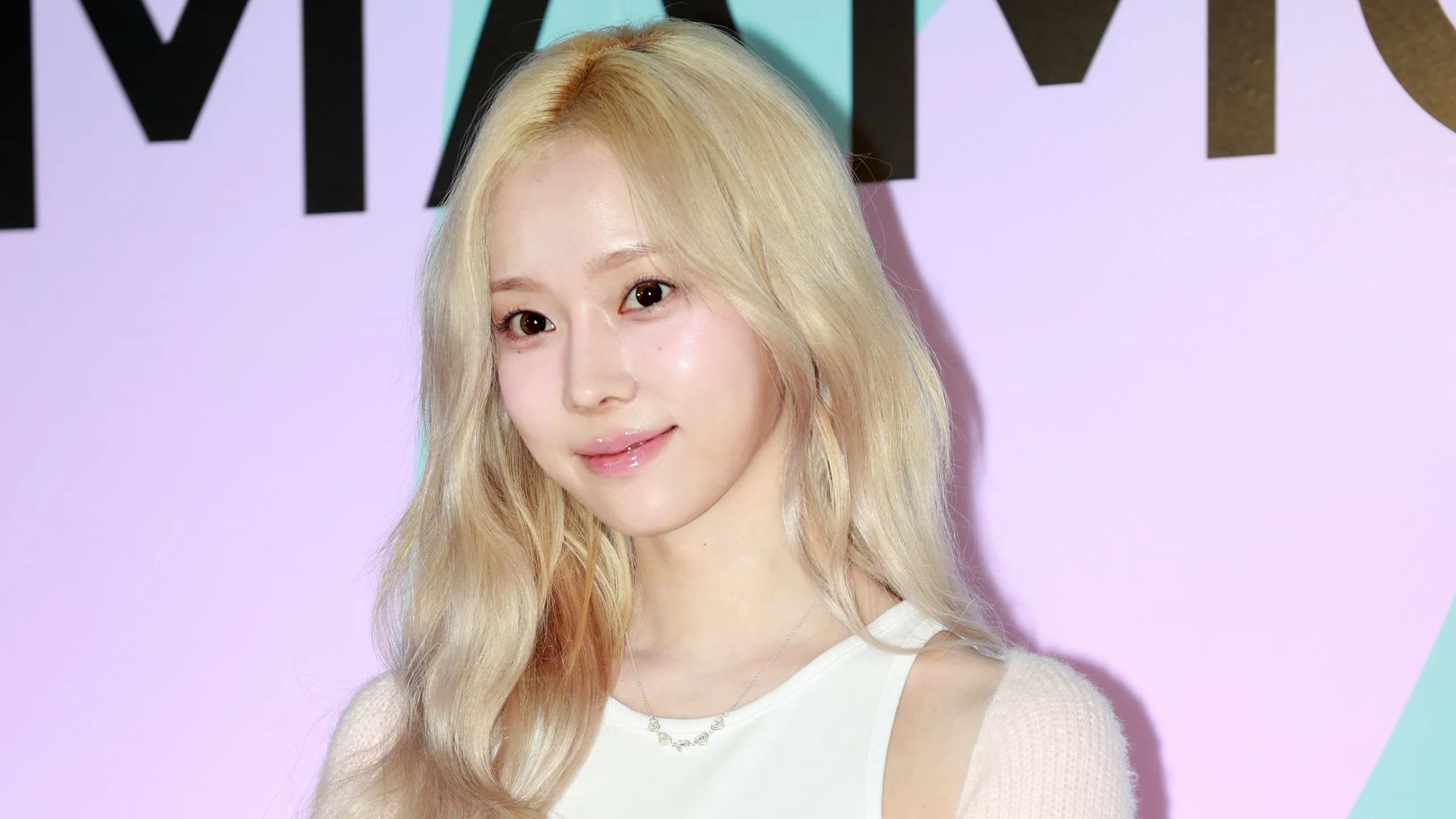 aespa Winter 2026 全解析：從 Solo《Blue》到氣泡捲髮型趨勢的現象級進化