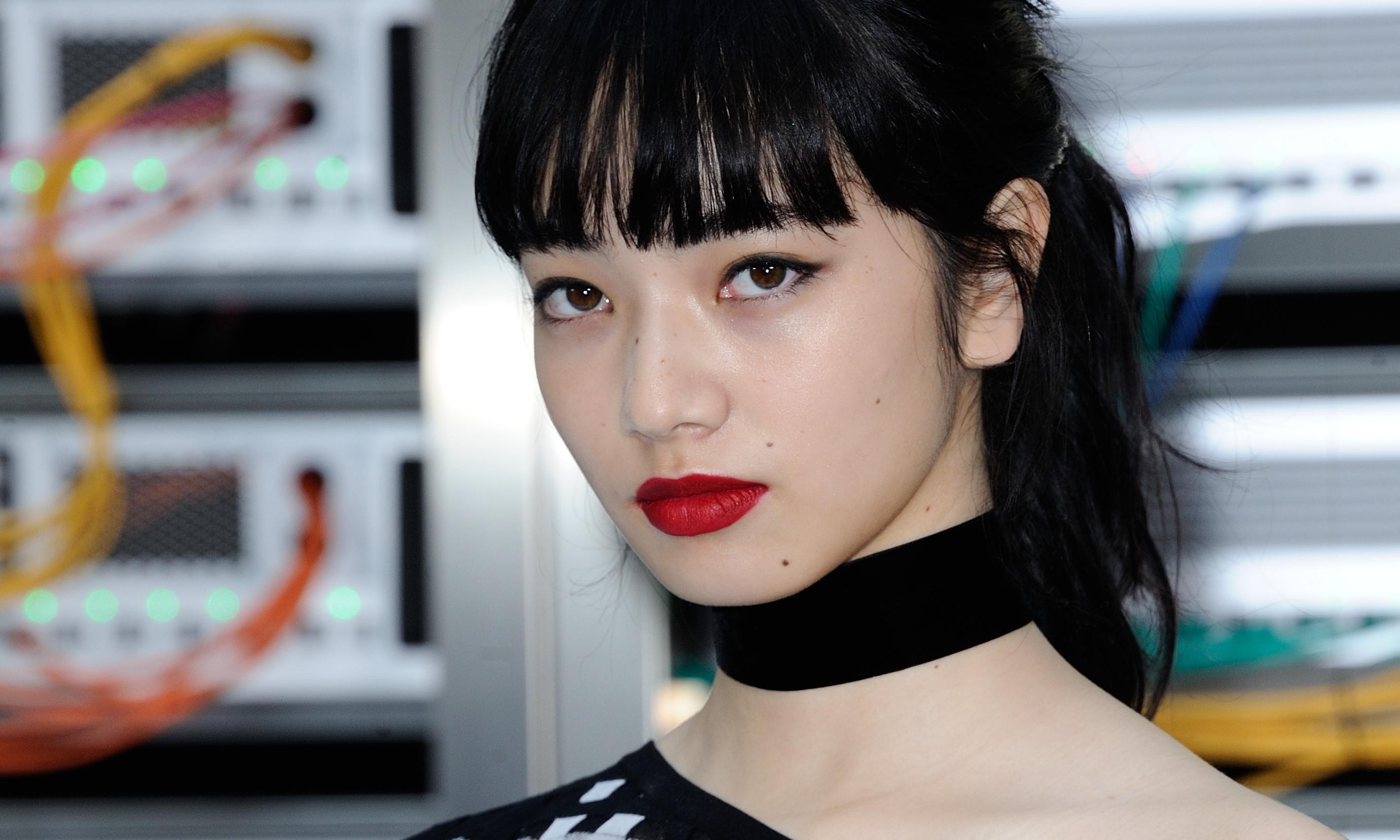 小松菜奈厭世美學：一場針對甜美文化的政變與商業溢價分析