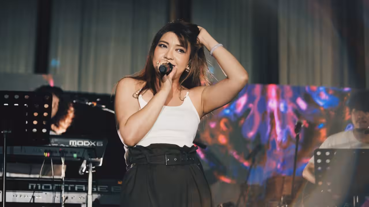 Serrini 梁嘉茵全解析：從「騎呢小清新」到港大博士，解構怪美天后的荒誕美學