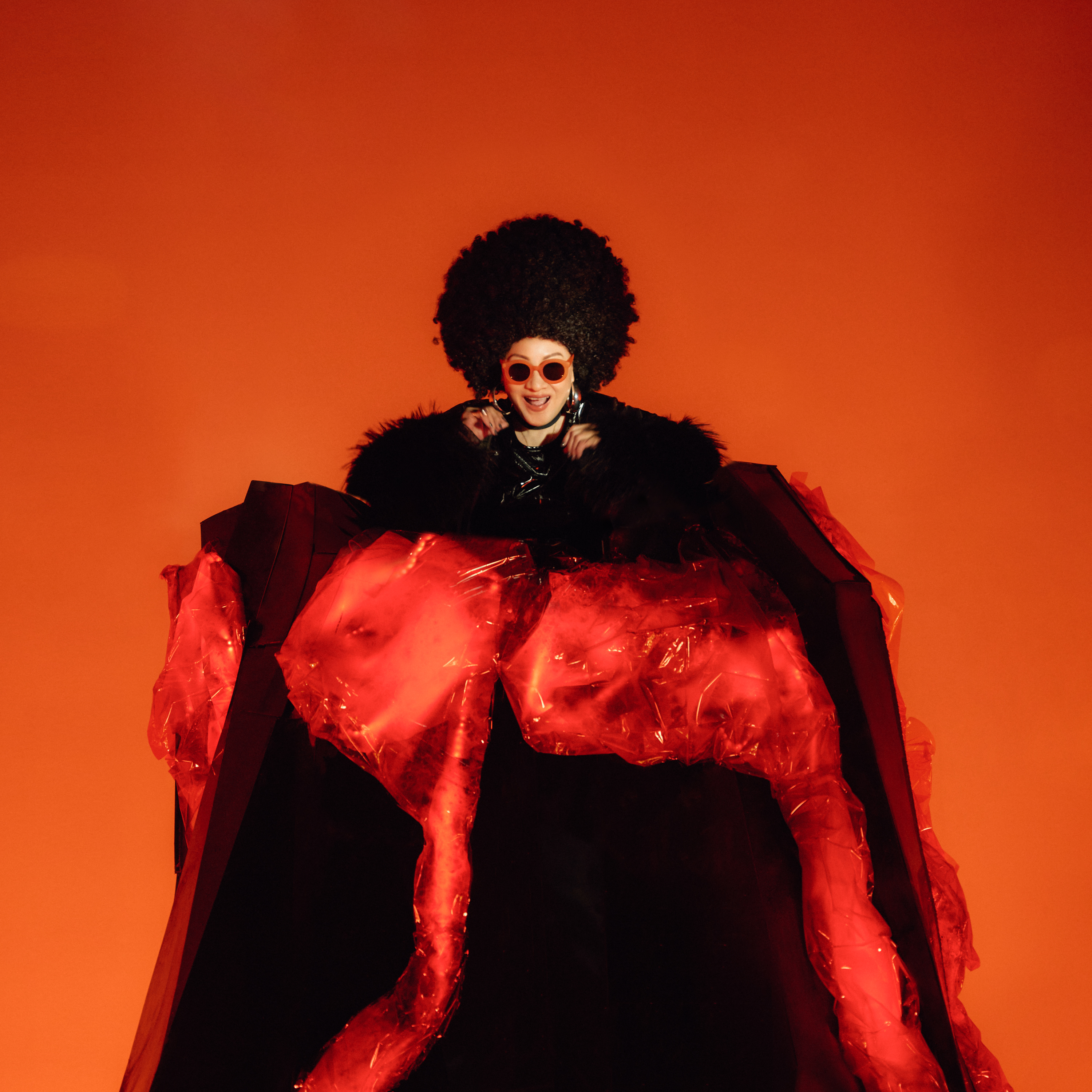 樂壇傳奇比莉 74 歲霸氣回歸：攜手周湯豪打造 NJS 舞曲〈阿福羅火山〉，活躍 58 年再掀復古狂潮