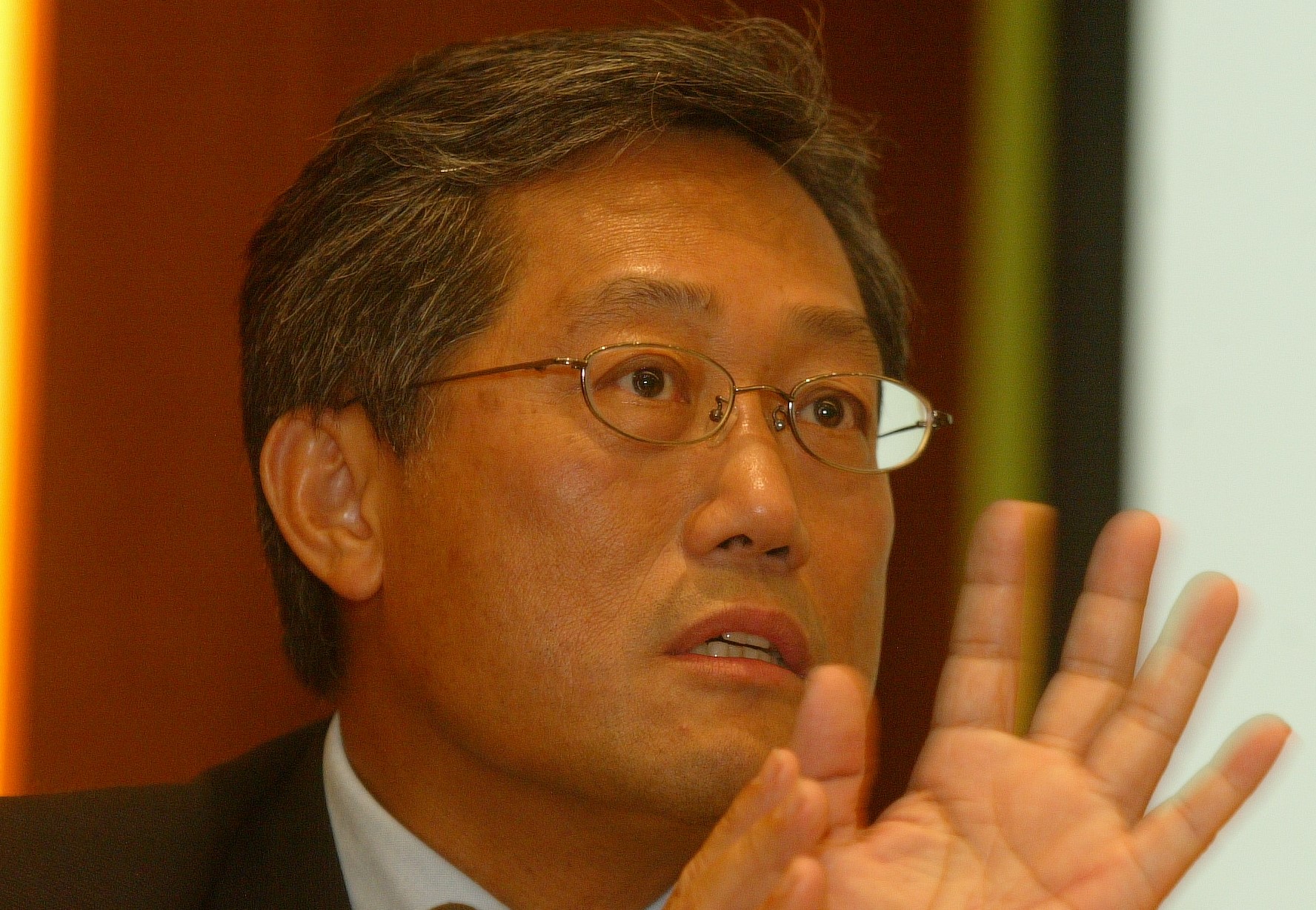 揭秘面板硬漢李焜耀：一場賭上國運的「病理性執著」，友達 2409 的血淚生存戰