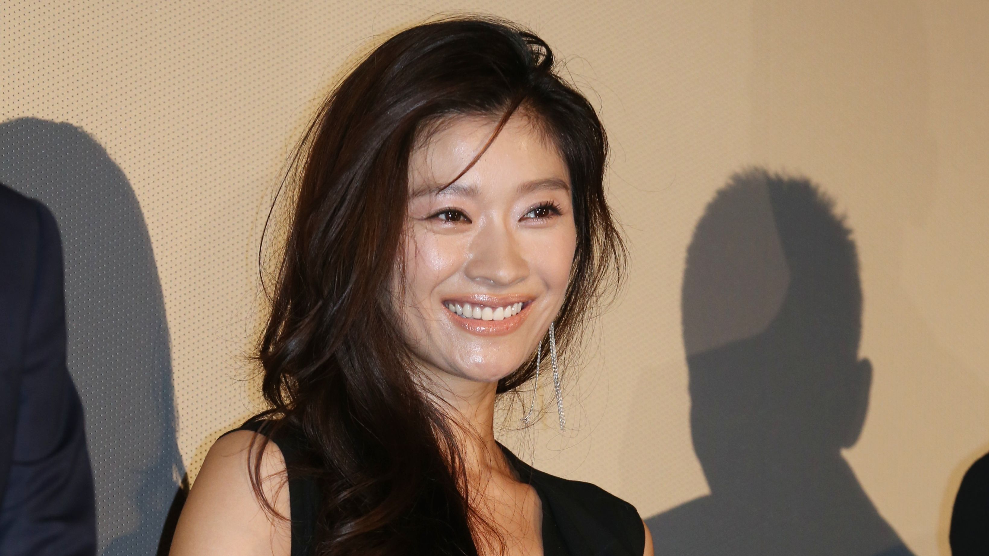 篠原涼子：從派遣女王到「放棄監護權」的爭議，50歲後的叛逆生存學