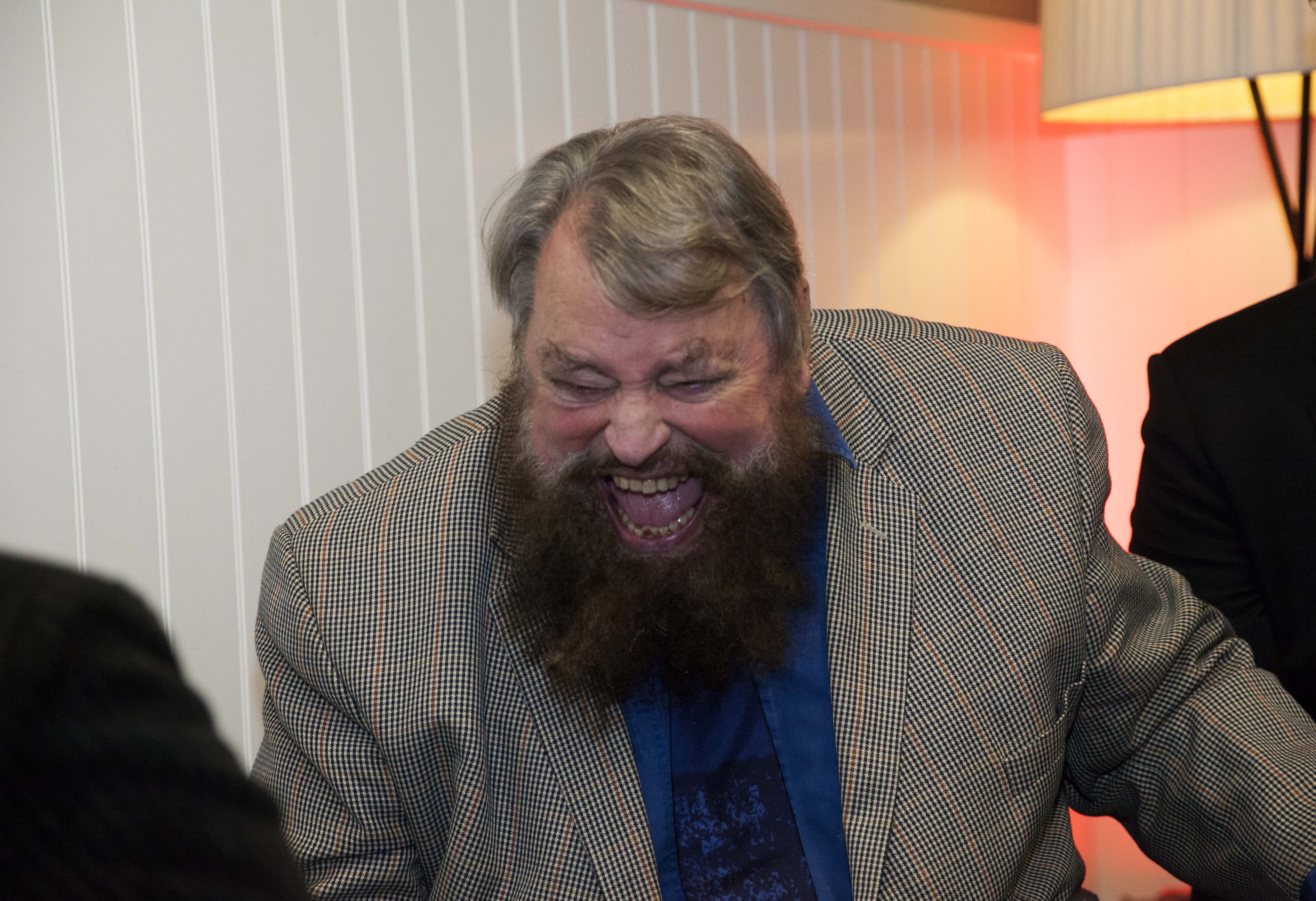 笑聲背後的熱力學真相：為什麼幽默感是你最強的大腦冷卻系統