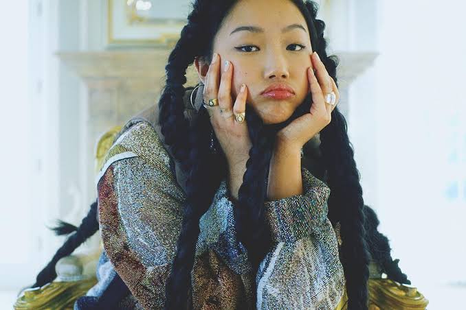 Audrey Nuna如何把唱、Rap與視覺做成同一角色？《A Liquid Breakfast》、《Trench》與Mira