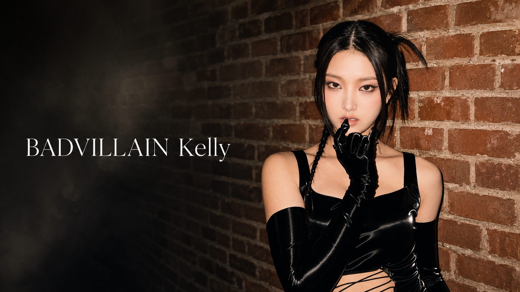 BADVILLAIN Kelly 宣傳肖像，黑髮女性穿黑色亮面服裝並戴長手套，站在磚牆前
