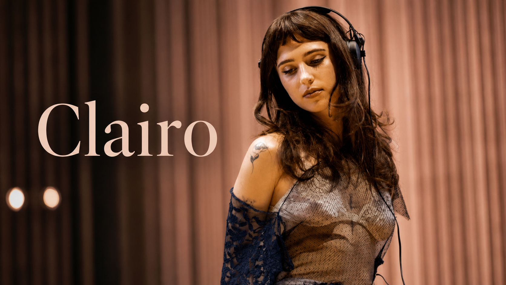 Clairo如何從Bedroom Pop走到《Charm》？低解析網路、樂團錄音與成熟親密感的轉變