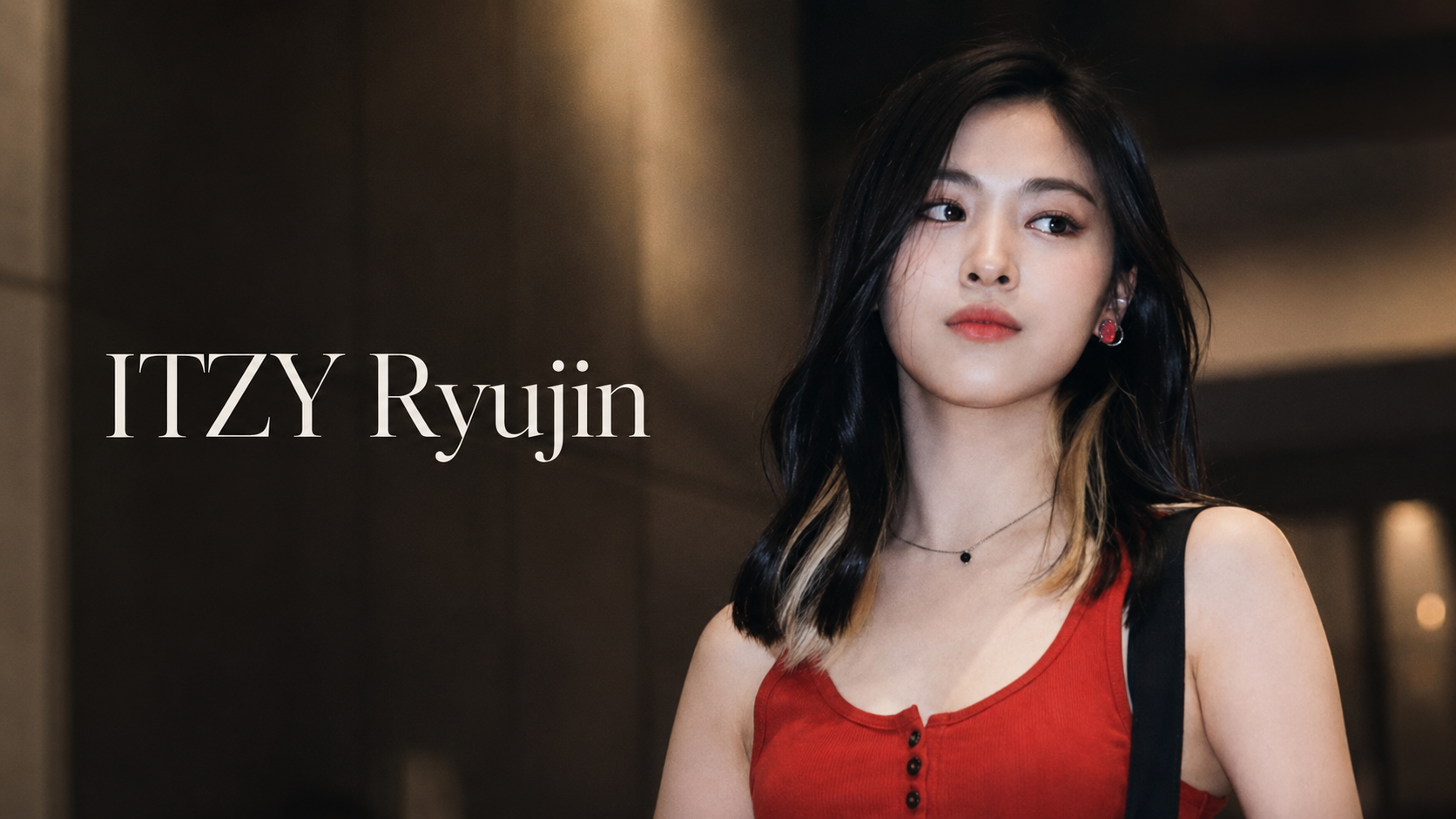 ITZY Ryujin 宣傳形象照,黑色短髮女性穿紅色上衣站在深色室內背景前