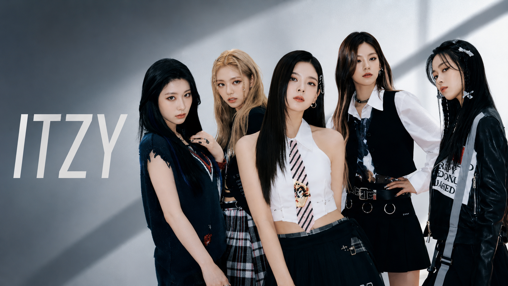 ITZY 五位成員團體宣傳照,成員穿著黑白服裝站在灰色背景前