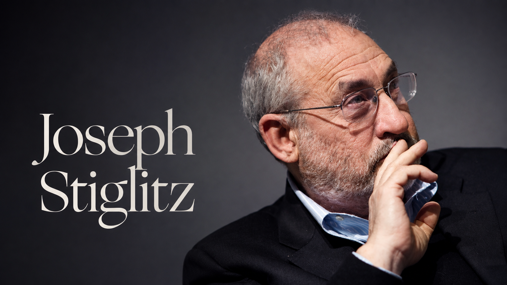 Joseph Stiglitz 肖像,戴眼鏡、穿深色西裝並以手托腮。