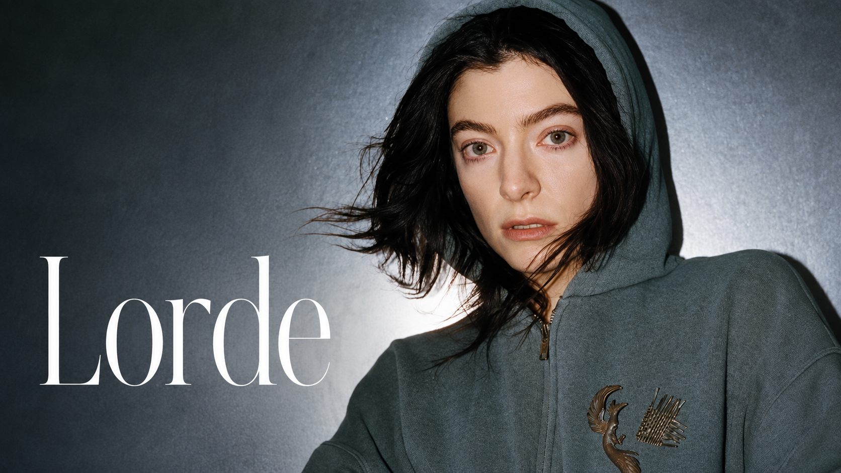 Lorde 如何把紐西蘭郊區、極簡 Pop 與成年身體寫成一代人的內在聲音？從〈Royals〉到《Virgin》