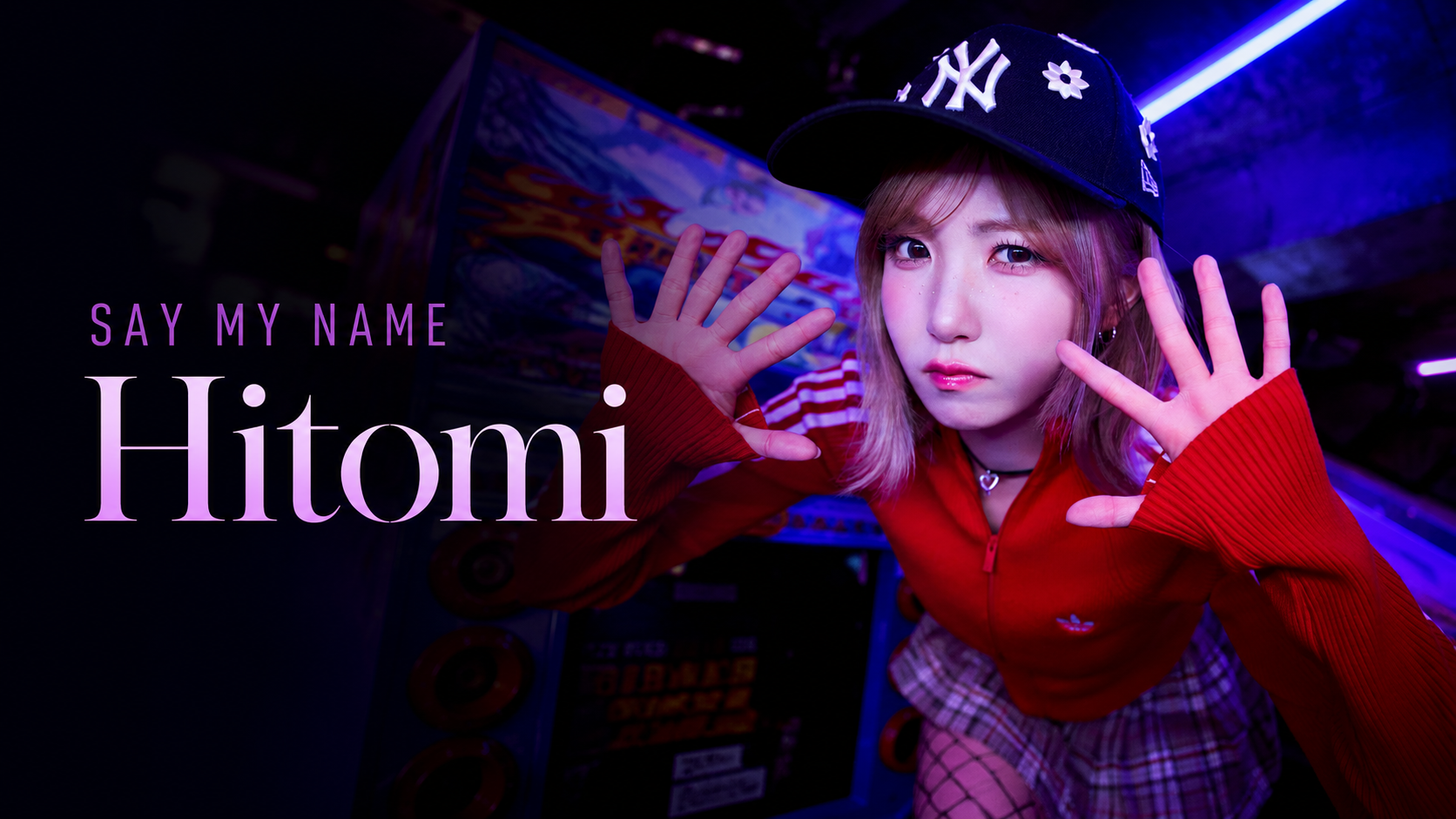 SAY MY NAME Hitomi 宣傳形象照,短髮女性戴深色棒球帽並穿紅色上衣在紫藍燈光前比手勢