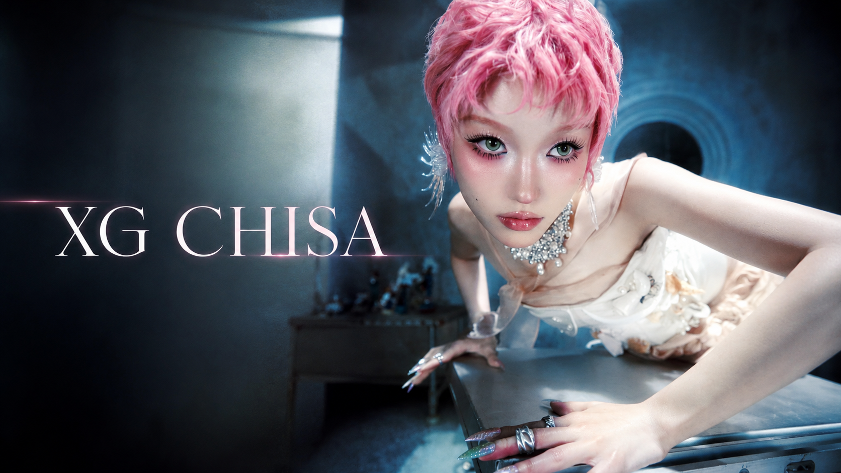 XG CHISA 宣傳肖像，粉紅短髮女性穿白色服裝靠近桌面並直視鏡頭