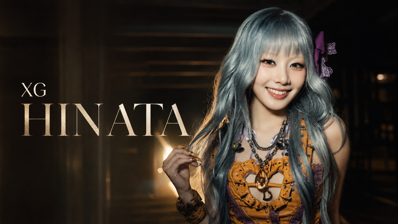 XG HINATA 宣傳肖像,銀灰長髮女性穿橘色與紫色服裝並面帶微笑