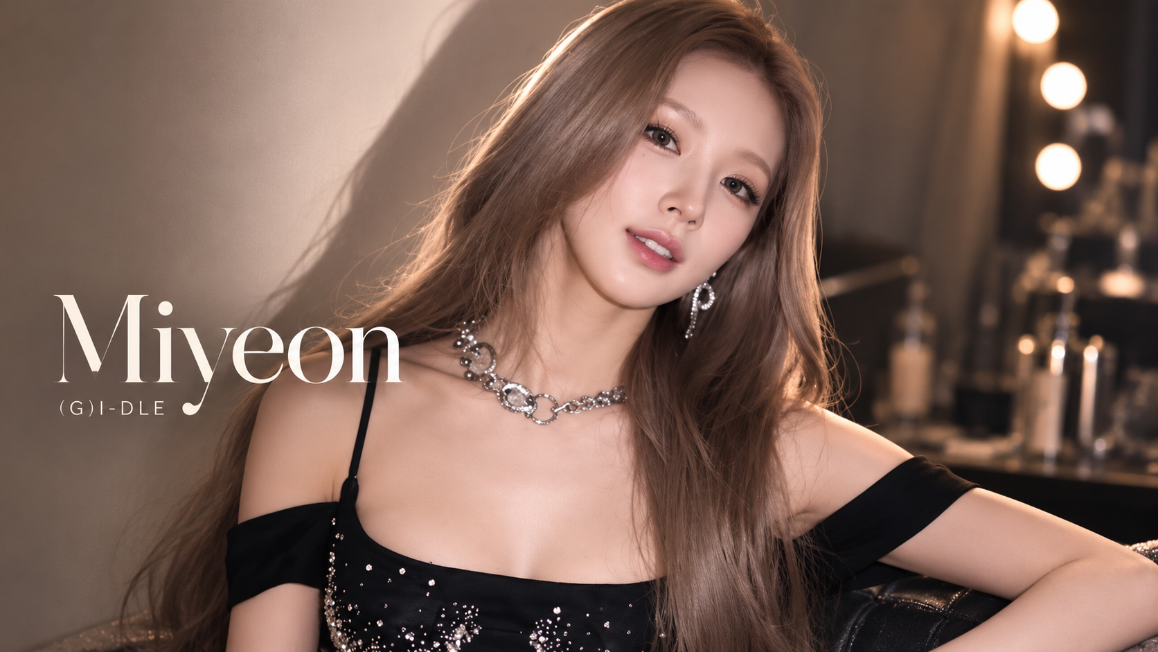 Miyeon (G)I-DLE 宣傳肖像,長棕髮女性穿黑色露肩服裝並戴銀色珠寶,背景為暖色化妝鏡燈