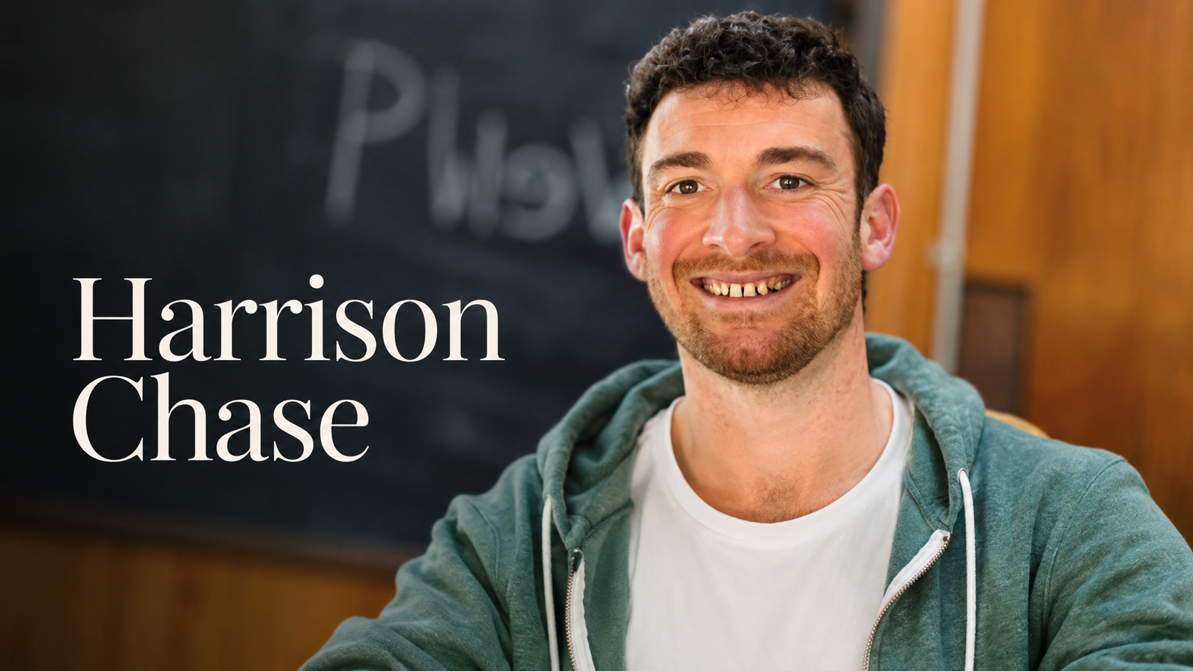Harrison Chase穿綠色連帽外套與白色上衣坐在室內，背景可見 LangChain 字樣