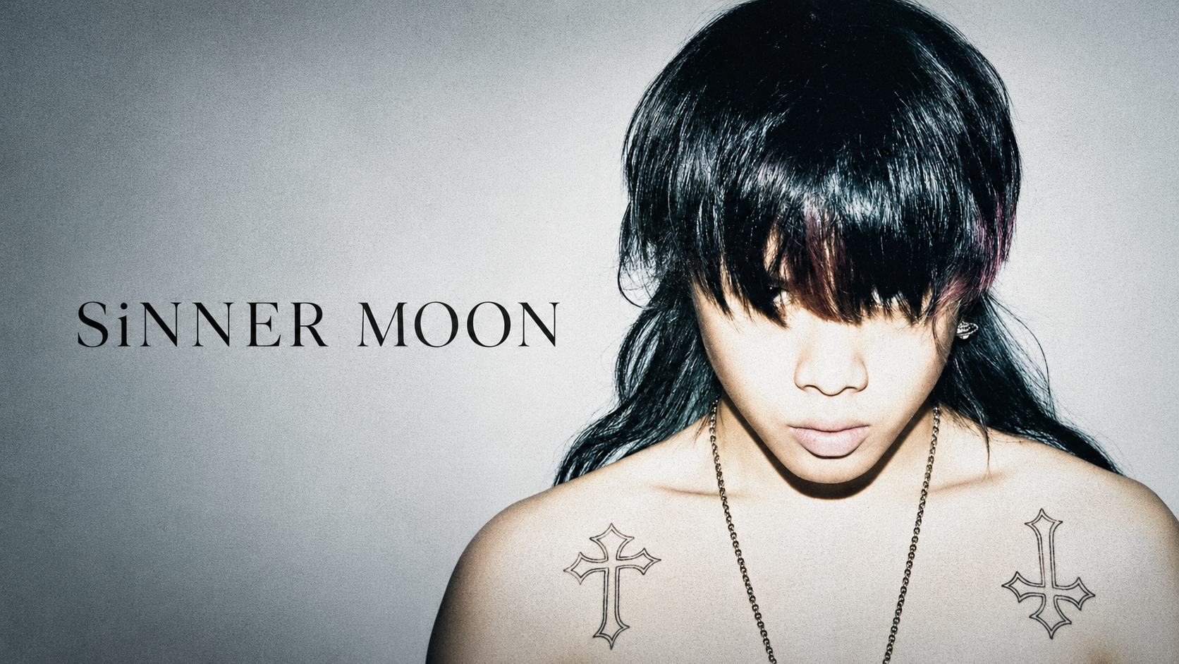 SiNNER MOON留黑色長髮遮住部分臉部,身上可見十字圖樣,畫面左側標示 SiNNER MOON