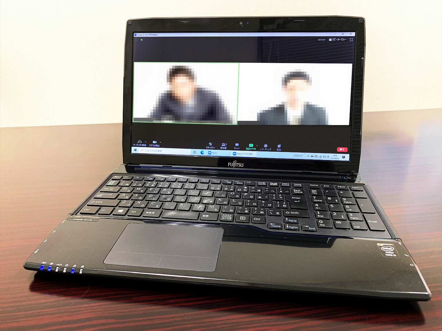 人物透過筆電進行視訊協作的 AI Agent 應用概念照片