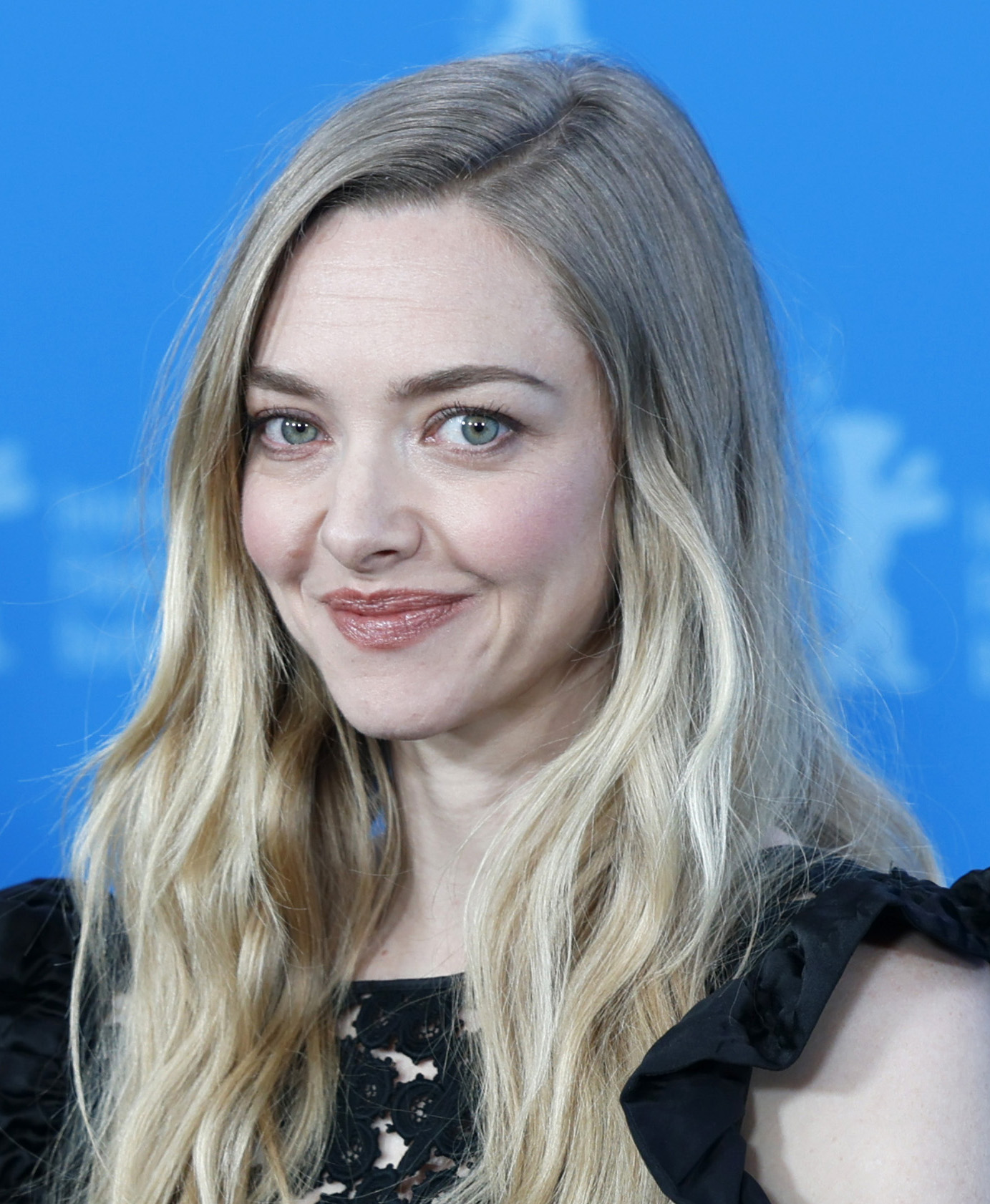 Amanda Seyfried如何從青春配角走到《The Dropout》?歌舞、劇情與製片人物/主題封面