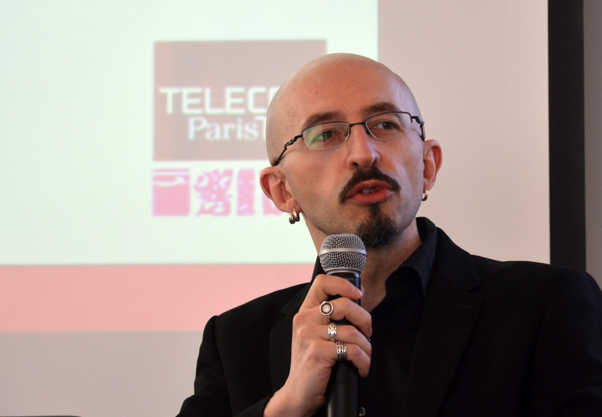 Antonio Casilli《Waiting for Robots》為什麼說自動化仍需要人?AI 沒有消失勞動,只是把它切成點擊