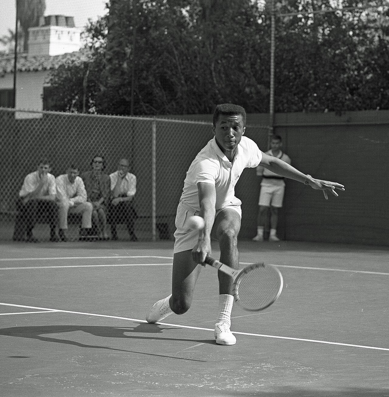 Arthur Ashe 1964 年在 UCLA 校際網球賽場上進行反手截擊
