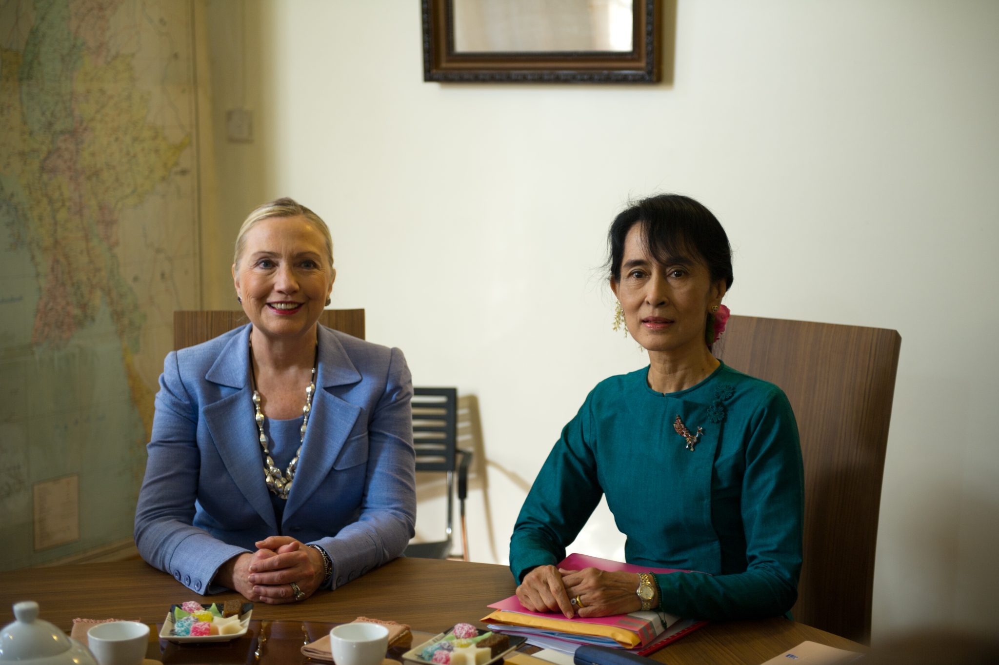 Aung San Suu Kyi 與美國國務卿 Hillary Clinton 於 2011 年 12 月 2 日在仰光會面