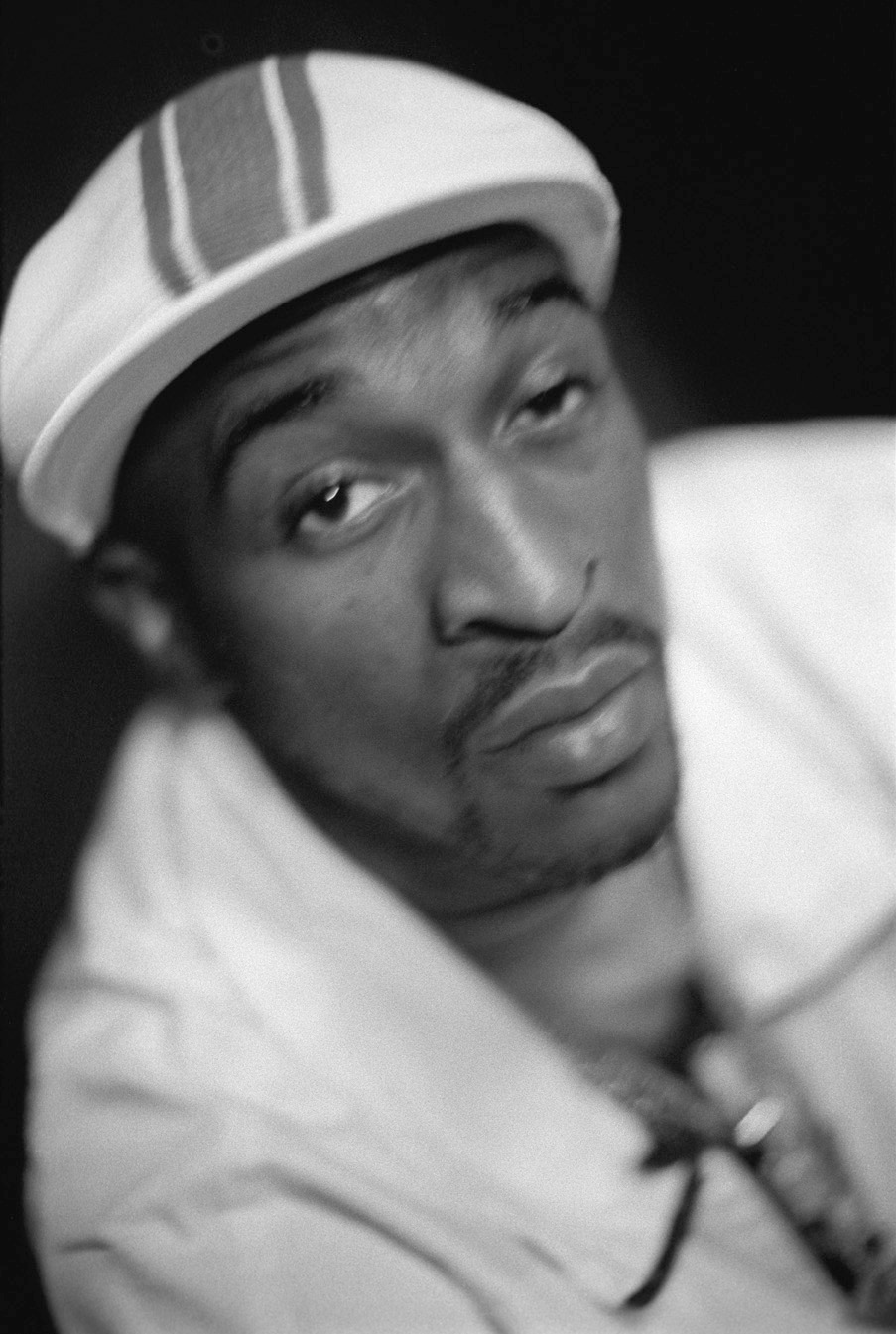 Rakim 1998 年在德國漢堡的黑白人物照片