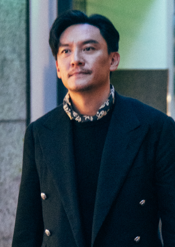 張震嶽必聽歌曲有哪些?從〈愛我別走〉、〈自由〉到《跟著感覺走》,聽懂他為何能跨世代人物/主題封面