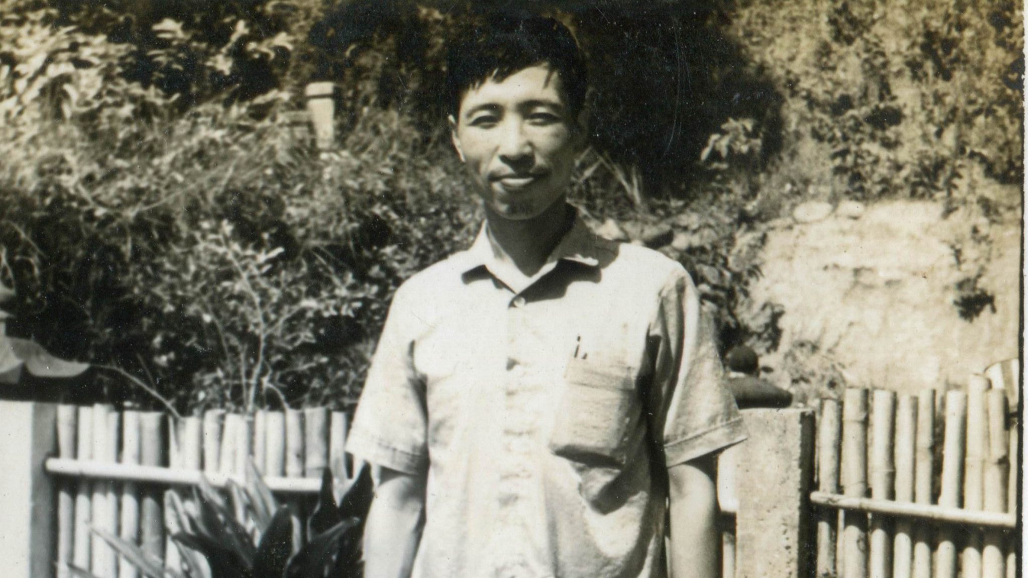 《獨奏者之舞》官方歷史肖像,李哲洋站在戶外木籬笆前